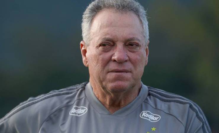 Torcedores do Flamengo ironizam enquete sobre volta de Jesus ao Benfica: 'Abel é muito melhor'