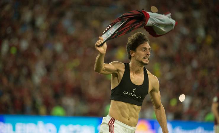 Rodrigo Caio diz que recuperou alegria jogar futebol no Flamengo: 'Eu parecia um ex-jogador'