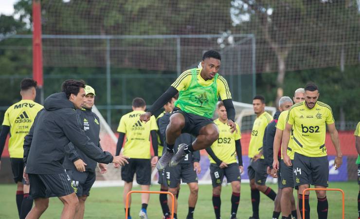 Com desfalques, líder Flamengo enfrenta lanterna Chapecoense