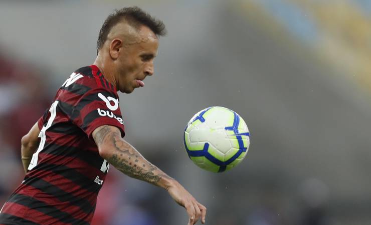 Flamengo define jogador que 'herdará' camisa 13 de Rafinha