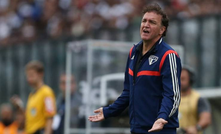 Após demissão de Cuca, São Paulo confirma treinador para partida contra o Flamengo