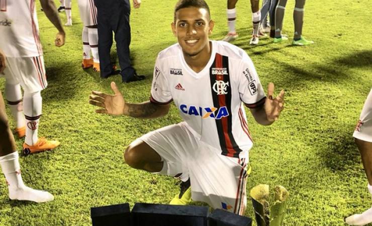 Com saída de Cuéllar, revelação da base do Flamengo deve ser promovido aos profissionais
