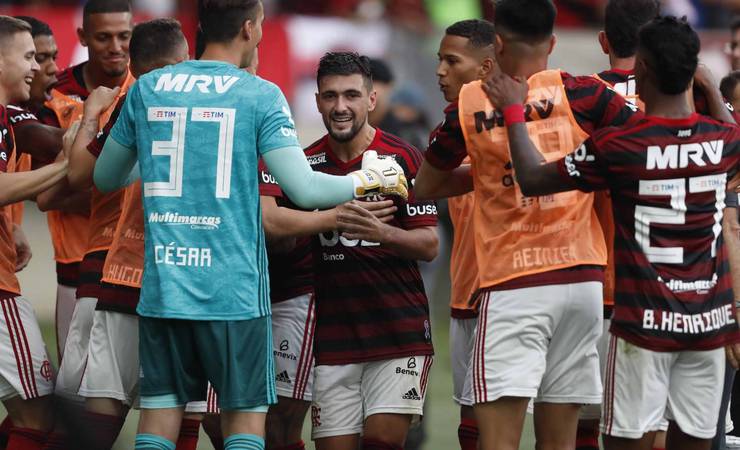 Arrascaeta elogia poder ofensivo do Flamengo: 'Privilégio jogar com eles'