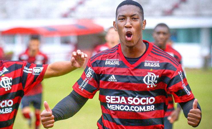 Flamengo assina contrato profissional de sobrevivente em incêndio no Ninho
