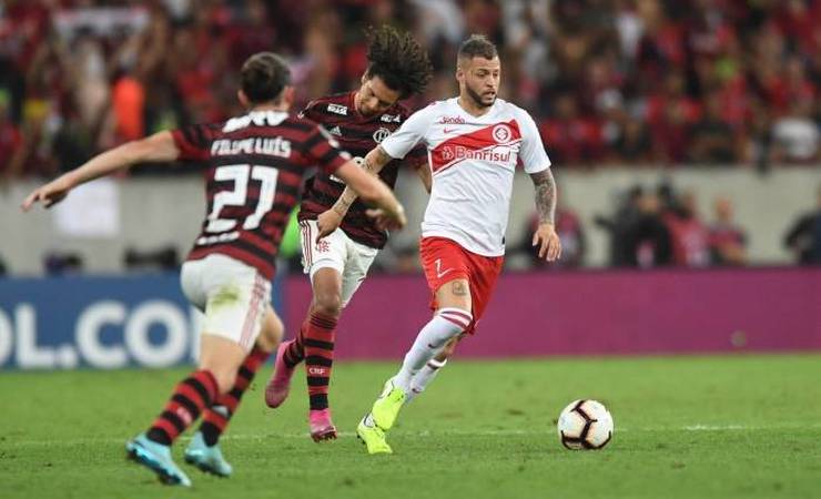 Atacante do Internacional elogia Flamengo antes de reencontro: 'Melhor time do Brasil'