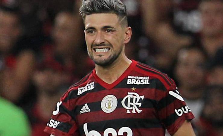 Comentaristas têm opiniões divergentes sobre lance polêmico em jogo do Flamengo