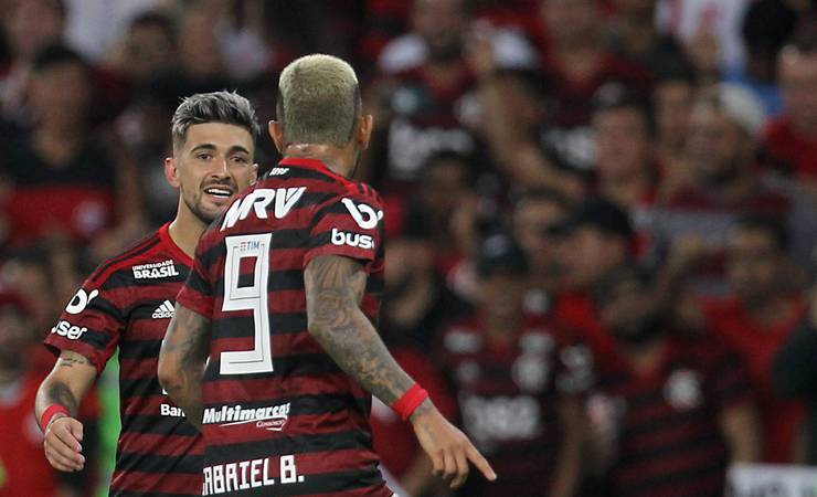 Com trio de ataque inspirado, Flamengo atropela o Internacional no Maracanã