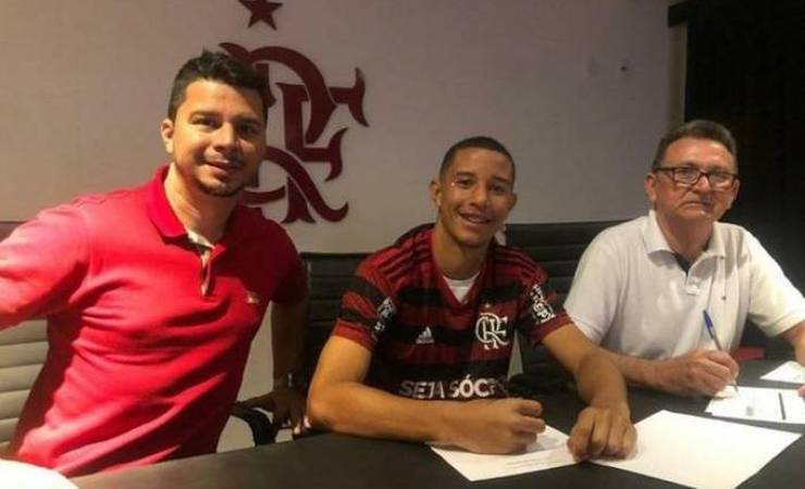 'Felicidade fica no rosto' diz sobrevivente do incêndio no Ninho após assinar contrato com Flamengo
