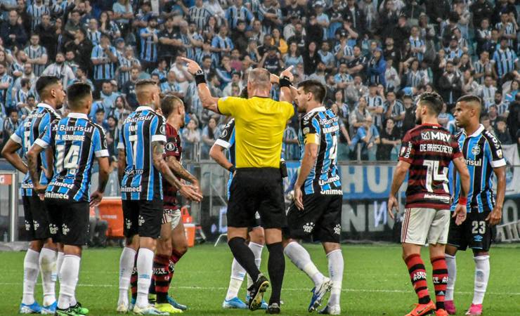 Flamengo e Grêmio são multados em R$ 45 mil pela Conmebol por uso de sinalizadores