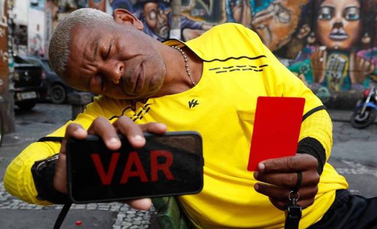 Joinha 'se escala' para ser árbitro de vídeo no jogo da volta entre Flamengo e Grêmio
