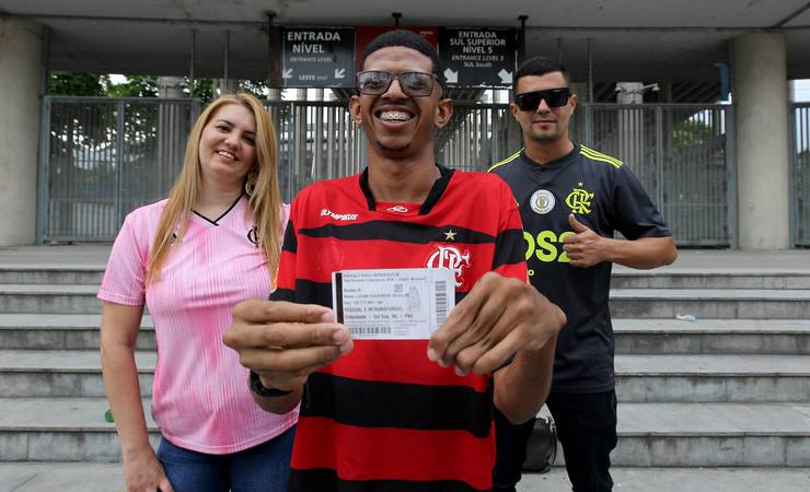 Torcedor do Flamengo devolve ingresso da Libertadores perdido, dá lição de vida e faz campanha por cortesia: 'Queria esse presente'