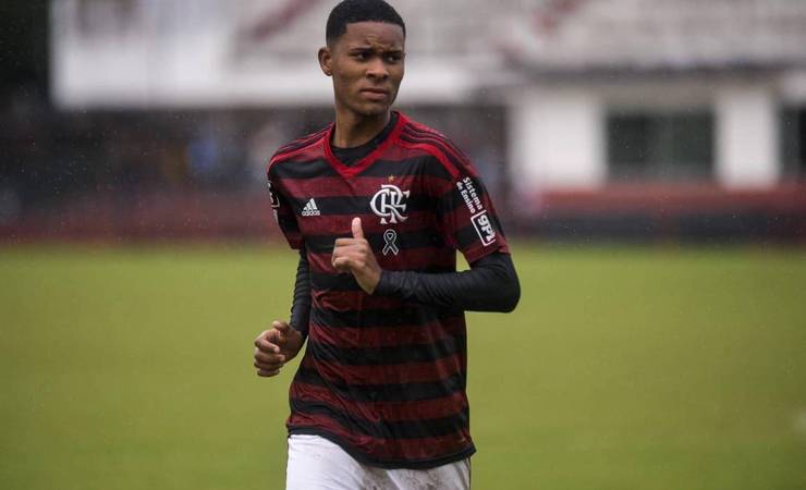 Caio Roque realiza exames, e Flamengo finaliza venda de jovem promessa ao Grupo City