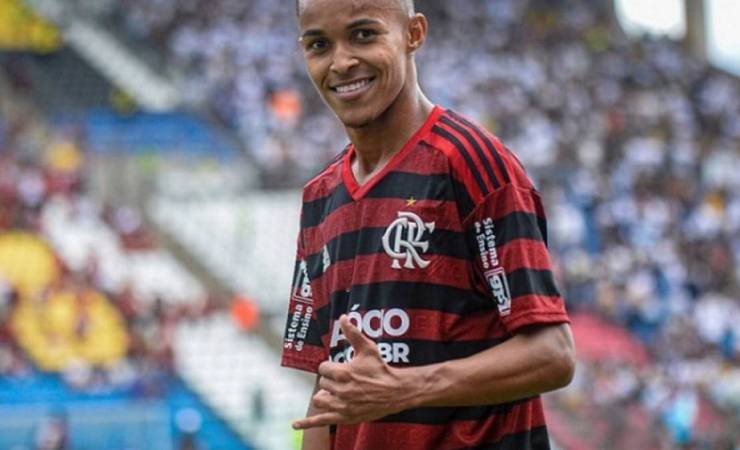 Com possibilidade ser emprestado pelo Flamengo, Lázaro responde a torcedor do Huddersfield: 'Obrigado pelo carinho'
