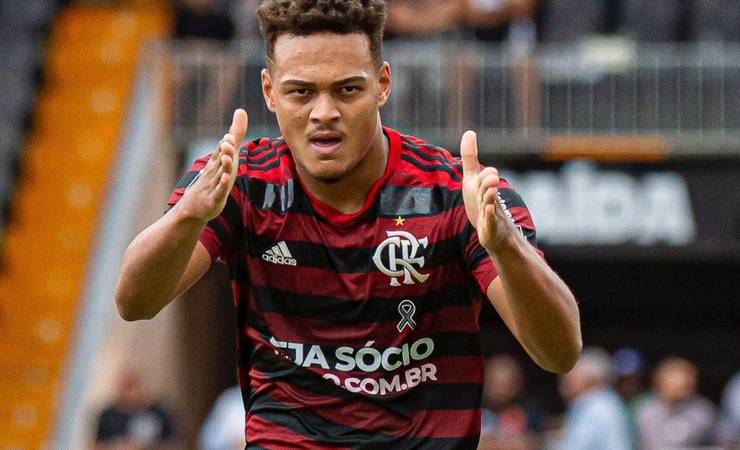 Promessa do Flamengo, Rodrigo Muniz se destaca em treinamentos com elenco profissional