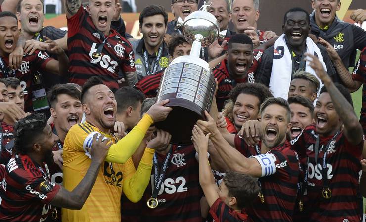 Flamengo dedica título da Libertadores às vítimas do incêndio no Ninho: 'Foi por vocês'