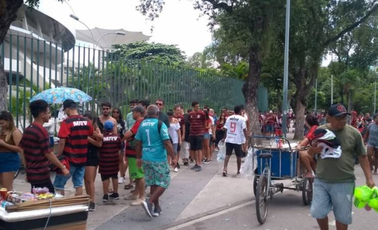 Faltando cinco horas para a final, torcedores do Flamengo começam a chegar para evento no Maracanã