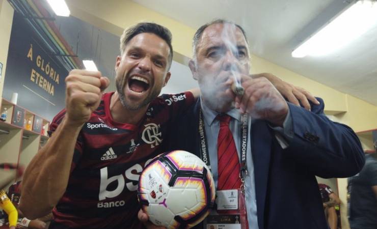 'A lá Eurico Miranda', Marcos Braz comemora título do Flamengo com charuto ao lado de Diego