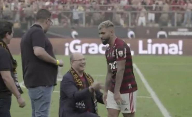 Vídeo: Witzel fica de joelhos para cumprimentar Gabigol, mas jogador não responde