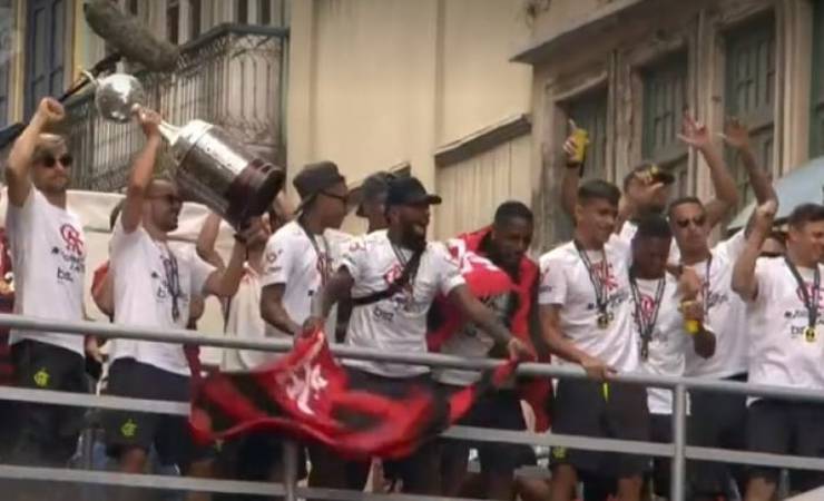 Carnaval rubro-negro! Flamengo faz a festa com multidão na Presidente Vargas