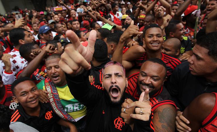 Nos braços da torcida do Flamengo! Campeões da Libertadores desembarcam no Rio