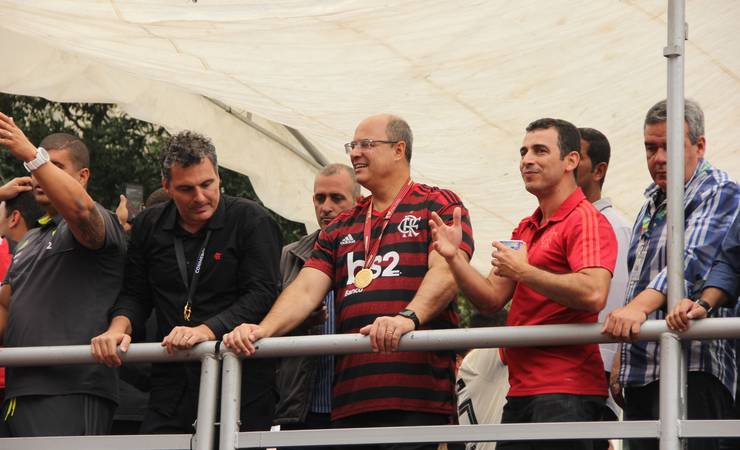 Witzel posa com Gabigol e sobe em trio elétrico durante festa do Flamengo