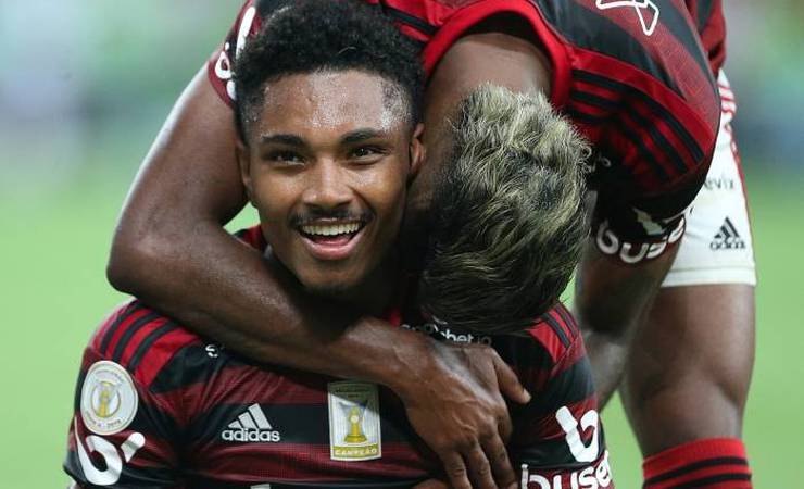Após xingamentos, Vitinho, do Flamengo, recebe apoio no dia do aniversário