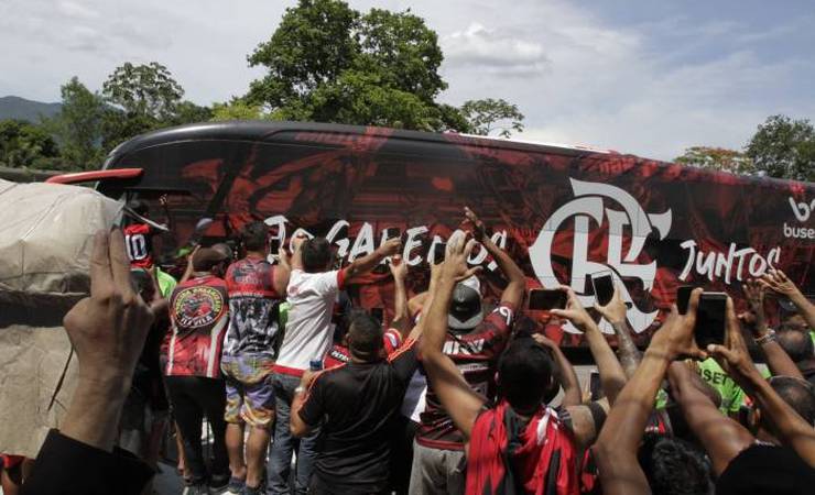 Com festa dos torcedores, delegação do Flamengo embarca para o Catar
