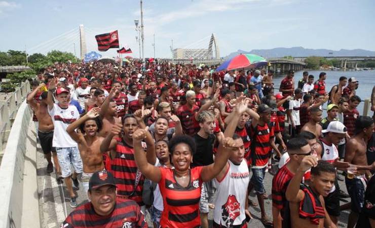 Torcedores do Flamengo fazem festa aguardando chegada de ônibus no Galeão