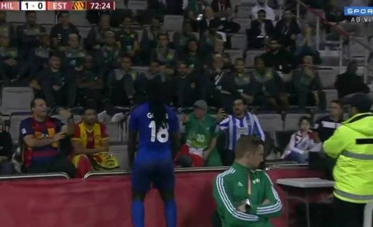 Jogador do Al Hilal comemora gol da classificação apontando para Jorge Jesus