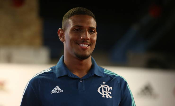 Empresário de atacante do Flamengo nega possível transferência para o Corinthians