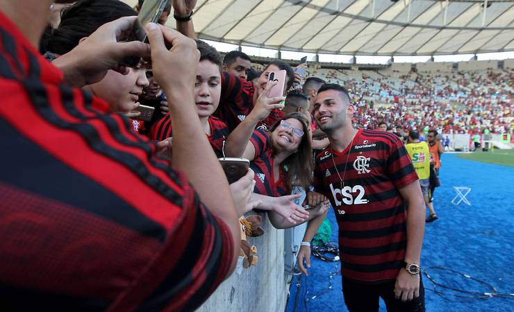 Thiago Maia elege 'dezembro de 81' como música mais bonita da torcida do Flamengo e revela: 'Quando estou em campo, eu canto junto'