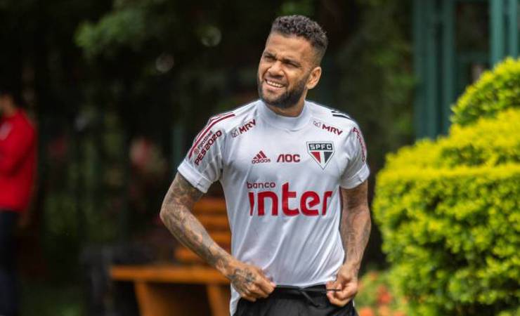 Daniel Alves dá boas-vindas a Domènec Torrent e afirma que não jogaria pelo Flamengo