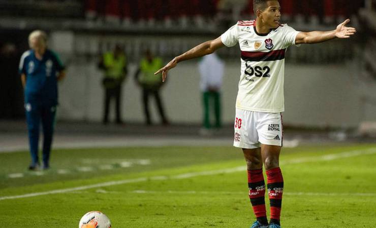 Atlético-GO e Juventude consultam situação de João Lucas, do Flamengo, e analisam fazer oferta