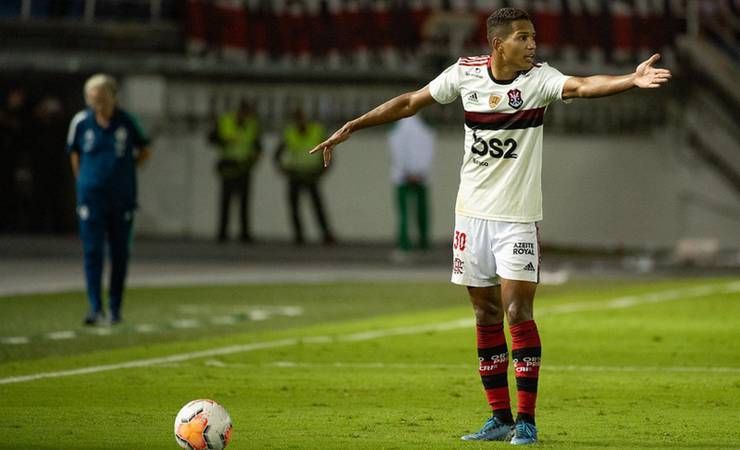 João Lucas sofre lesão muscular de 'grau 1 para 2' e desfalca o Flamengo por, pelo menos, 21 dias
