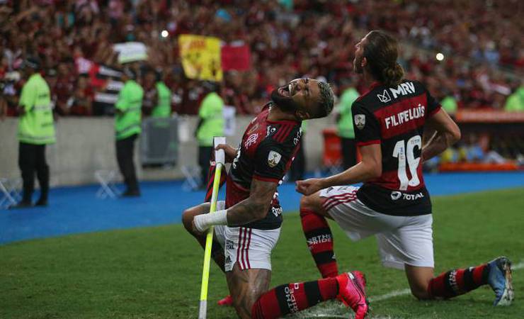 Filipe Luís admite saudade da torcida do Flamengo: 'Não é a mesma coisa'