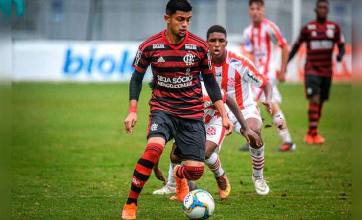 Flamengo encaminha empréstimo de Pablo Maldini, destaque da base, para clube dos Emirados Árabes