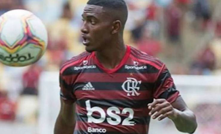 Time de Ronaldo Fenômeno monitora situação de promessa do Flamengo