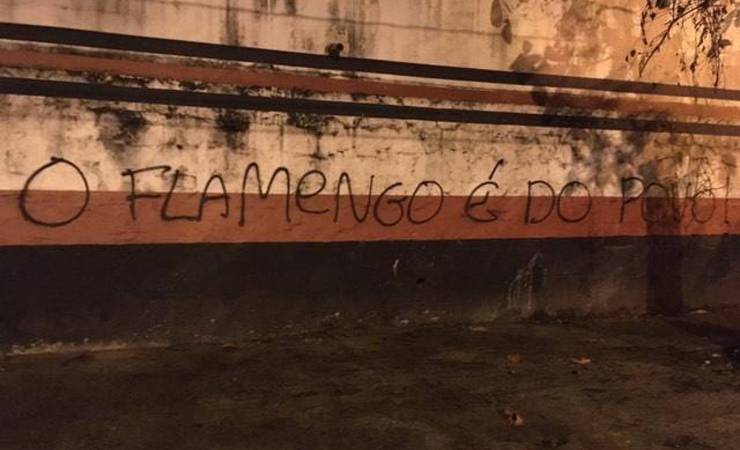 Após cobrança por transmissão, muros da Gávea são pichados: 'Flamengo é do povo'