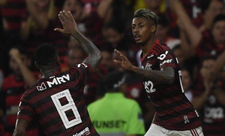 Dirigente do Flamengo ironiza interesse do Benfica em Gerson e Bruno Henrique: 'Faz o cheque'