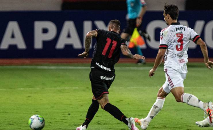Atlético-GO tira onda após vencer o Flamengo: 'Pode vir, Liverpool'; presidente pede desculpas