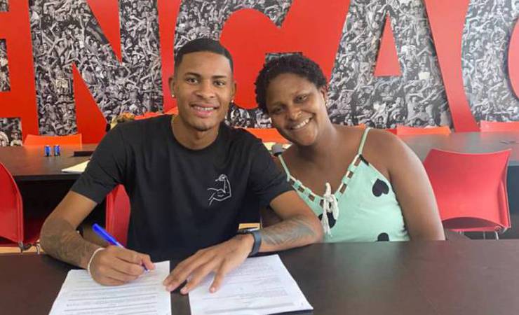Vendido ao Grupo City, Caio Roque assina rescisão com Flamengo; veja valores da negociação