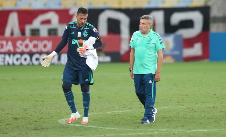 Bruno Henrique e Diego Alves não treinam no campo e devem desfalcar o Flamengo contra o Fortaleza