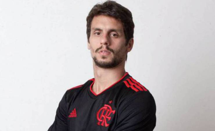Flamengo divulga imagens oficiais da nova terceira camisa; confira!