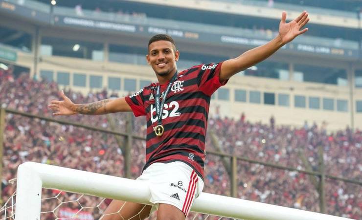 Flamengo fecha venda do volante Vinicius Souza ao Grupo City