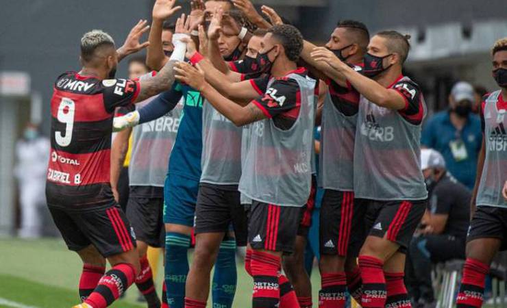 Gabigol decide e Flamengo derrota o Santos em jogo marcado por interferências do VAR