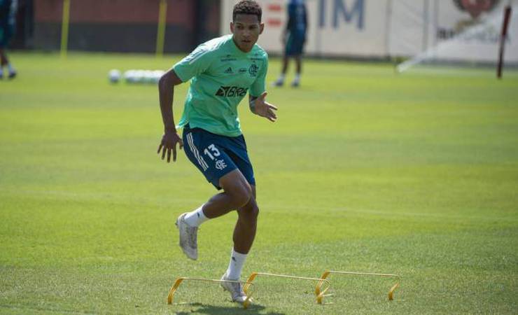 João Lucas sofre lesão e desfalca o Flamengo por pelo menos 15 dias