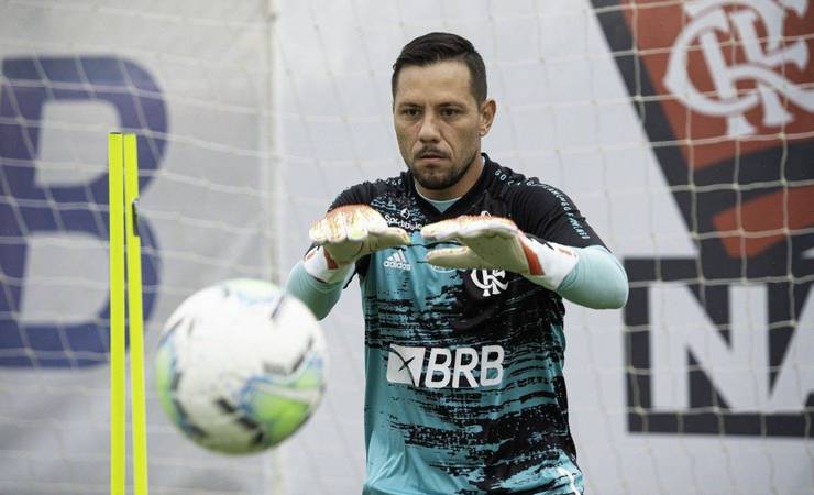 Exames realizados pelo Flamengo apontam nova lesão na coxa direita de Diego Alves