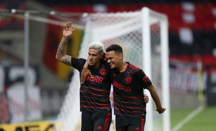 Em ritmo de treino, Flamengo goleia o Resende no Maracanã em noite de golaços