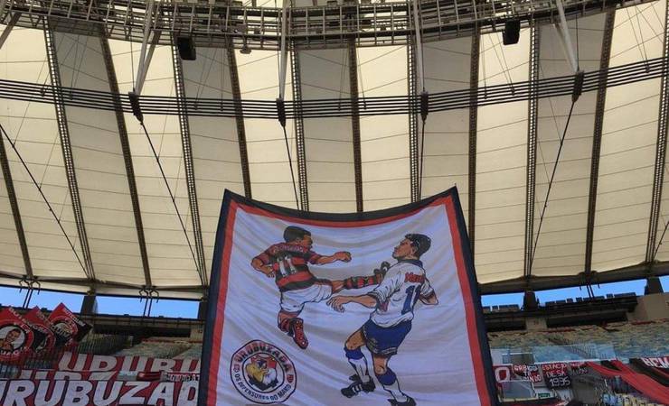 Torcida do Flamengo coloca imagem da voadora de Romário em jogador do Vélez na arquibancada do Maracanã