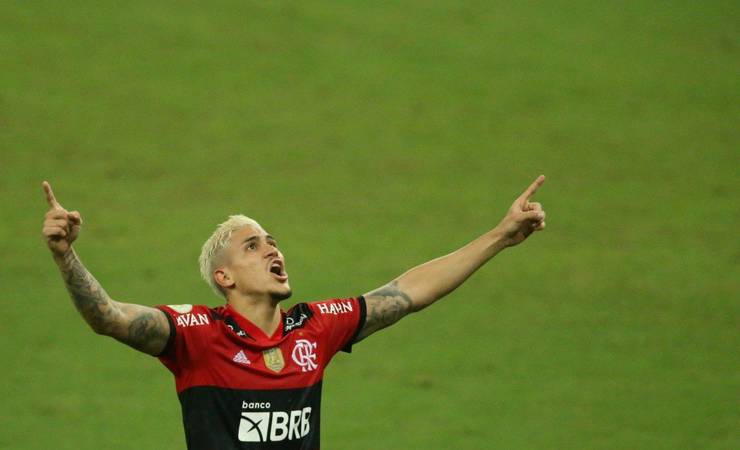 'Torcendo pra você não jogar pela Seleção e se cuidar pro Flamengo', brinca Filipe Luís em live com Pedro